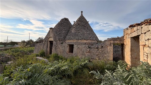 P  R  E  Z  Z  O    R  I  B  A  S  S  A  T  O  -  Corpo di 4 Trulli con 2 depositi